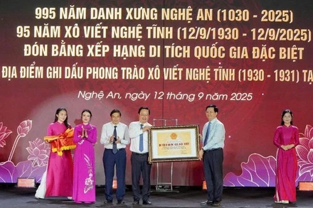 Đồng chí Mai Văn Chính, Phó Thủ tướng Chính phủ trao bằng xếp hạng Di tích Quốc gia đặc biệt những địa điểm ghi dấu Phong trào Xô viết Nghệ Tĩnh.