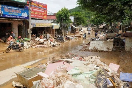 Nước rút, trung tâm xã Tương Dương ngổn ngang bùn đất và đồ đạc của người dân.
