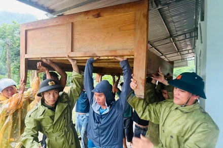 Công an xã Lượng Minh (Nghệ An) tổ chức di dời khẩn cấp 2 hộ dân tại bản Côi đến nơi an toàn.