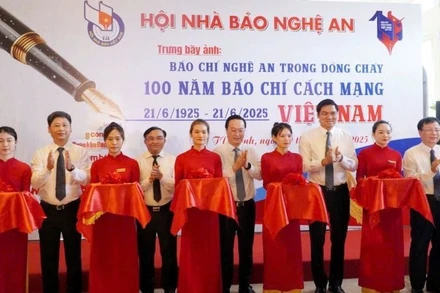 Các đại biểu thực hiện nghi thức cắt băng khai mạc trưng bày ảnh.