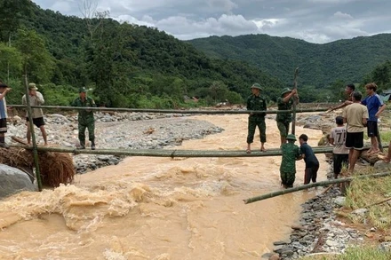 Lực lượng Đồn Biên phòng Nhôn Mai làm cầu tạm tại bản Huồi Tố 2.