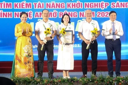 Chủ tịch Ủy ban nhân dân tỉnh Lê Hồng Vinh và Phó Bí thư Tỉnh ủy Võ Thị Minh Sinh trao giải Nhất cho Dự án Sàn thương mại điện tử ocopai.vn.