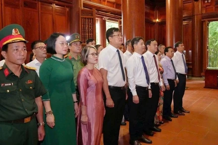 Đoàn đại biểu tưởng niệm Chủ tịch Hồ Chí Minh tại Khu di tích quốc gia đặc biệt Kim Liên.