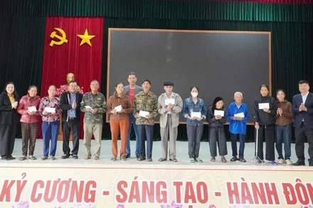 Đại diện Báo Nhân Dân tại khu vực miền Nam và Văn phòng đại diện Báo Nhân Dân tại Nghệ An trao 10 suất quà tới hộ nghèo, cận nghèo trên địa bàn xã Hưng Trung.