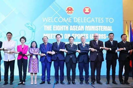 Các đại biểu chụp ảnh kỷ niệm tại Hội nghị AMMS 8 ngày 16/10.