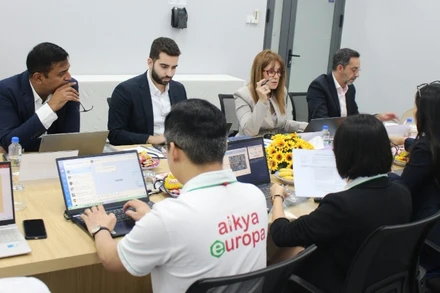 Chuyên gia nước ngoài làm việc tại Nhà máy Dược phẩm Aikya Vĩnh Long.