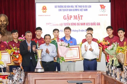 Bộ trưởng Văn hóa, Thể thao và Du lịch Nguyễn Văn Hùng gặp mặt, tuyên dương U23 Việt Nam.