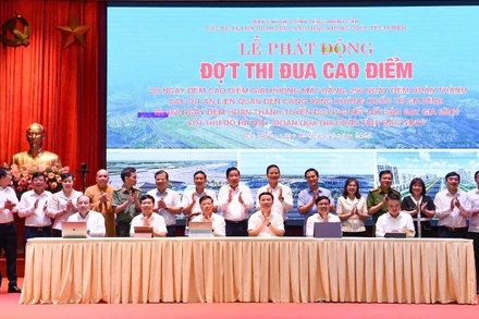 Các đơn vị ký cam kết thi đua bảo đảm tiến độ triển khai Dự án Cảng hàng không quốc tế Gia Bình theo đúng kế hoạch đề ra. 