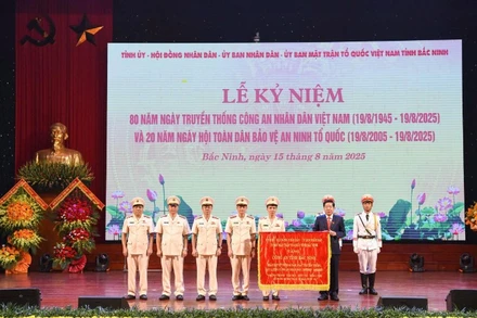 Bí thư Tỉnh ủy Nguyễn Văn Gấu trao tặng Công an tỉnh Bắc Ninh bức trướng với dòng chữ “ Trung thành, tận tuỵ, mưu trí, dũng cảm, vì nước quên thân, vì dân phục vụ”.