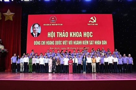 Các đại biểu chụp ảnh kỷ niệm cùng gia đình đồng chí Hoàng Quốc Việt.