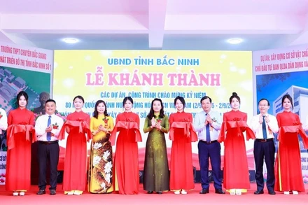 Các đại biểu cắt băng khánh thành dự án xây dựng cơ sở vật chất trường Trung học phổ thông Chuyên Bắc Giang.