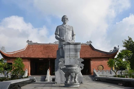 Tượng đài đồng chí Lê Quang Đạo tại quê hương phường Từ Sơn, tỉnh Bắc Ninh.