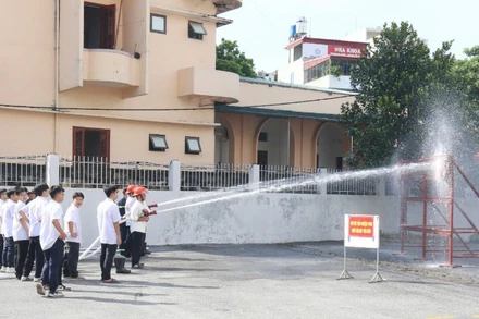 Các em học sinh thực hành phun nước tiêu điểm.