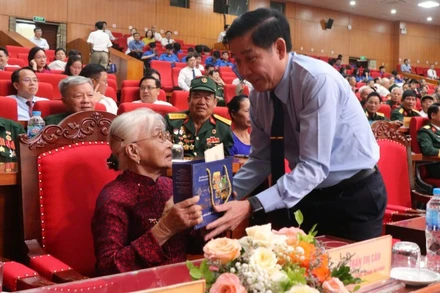 Đồng chí Nguyễn Văn Gấu, Bí thư Tỉnh ủy Bắc Ninh tặng quà, tri ân Mẹ Việt Nam Anh hùng tại buổi gặp mặt.