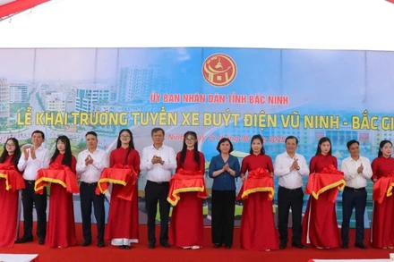Các đại biểu cắt băng khai trương tuyến buýt điện đầu tiên của tỉnh Bắc Ninh.