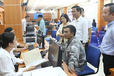 Các đồng chí lãnh đạo tỉnh tới động viên, kiểm tra tại Trung tâm phục vụ hành chính công phường Từ Sơn.