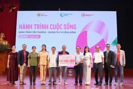 Chương trình "Hành trình Yêu thương" trao hỗ trợ và các phần quà dành tặng trẻ em có hoàn cảnh khó khăn trên địa bàn tỉnh Bắc Ninh.