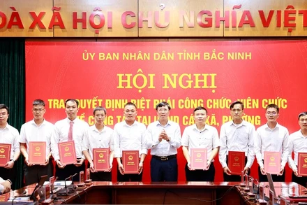 Các viên chức nhận quyết định biệt phái về công tác tại xã, phường.