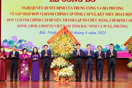Đồng chí Nguyễn Duy Ngọc tặng hoa, chúc mừng Đảng bộ tỉnh Bắc Ninh.