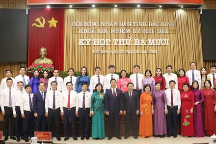 Các đại biểu Hội đồng nhân dân tỉnh chụp ảnh kỷ niệm. 