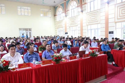 Các đại biểu tham dự buổi tiếp xúc cử tri.