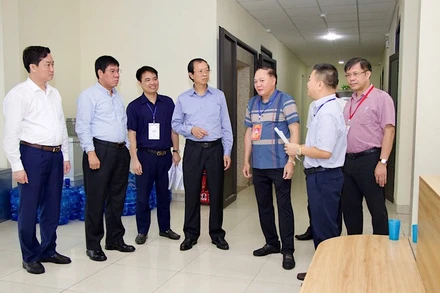 Thứ trưởng Giáo dục và Đào tạo Phạm Ngọc Thưởng kiểm tra thực tế các điểm chấm thi.