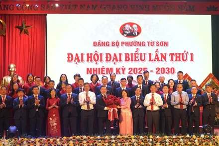 Ban chấp hành Đảng bộ phường Từ Sơn nhiệm kỳ mới ra mắt.