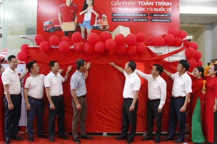 Các đại biểu thực hiện nghi thức khai trương hệ thống Smart Box tại Bắc Ninh.