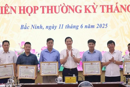 Chủ tịch Ủy ban nhân dân tỉnh Bắc Ninh Vương Quốc Tuấn trao Bằng khen tặng 5 hộ gia đình tiêu biểu trong công tác giải phóng mặt bằng thực hiện dự án đường Vành đai 4.