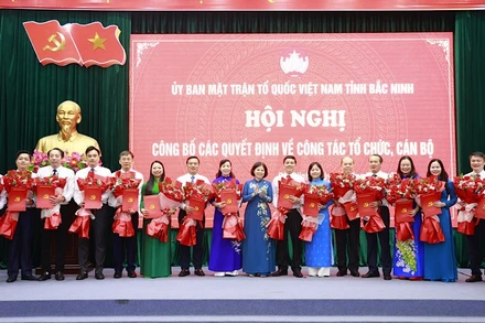 Phó Bí thư Tỉnh ủy Bắc Ninh Nguyễn Hương Giang trao quyết định và tặng hoa Ban Chấp hành Đảng bộ Mặt trận Tổ quốc tỉnh.