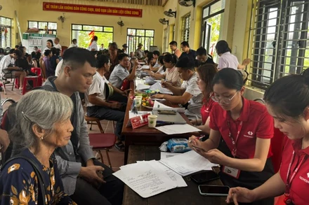 Người dân xã Gia Bình có mặt từ sớm tại các điểm chi trả để nhận tiền tạm ứng, hỗ trợ bồi thường giải phóng mặt bằng. 