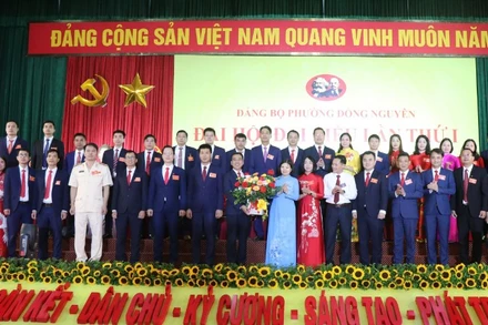 Phó Bí thư Tỉnh ủy Bắc Ninh Nguyễn Hương Giang chúc mừng Ban chấp hành Đảng bộ phường Đồng Nguyên nhiệm kỳ 2025-2030.