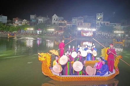 Biểu diễn dân ca quan họ trên thuyền, hoạt động văn hóa không thể thiếu tại Bắc Ninh trong những ngày Lễ.