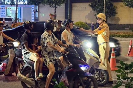 Lực lượng chức năng kiểm tra nồng độ cồn đối với người điều khiển phương tiện khi tham gia giao thông.