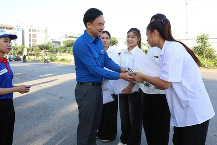 Lãnh đạo Tỉnh đoàn động viên, chúc các thí sinh đạt kết quả cao nhất trong kỳ thi.