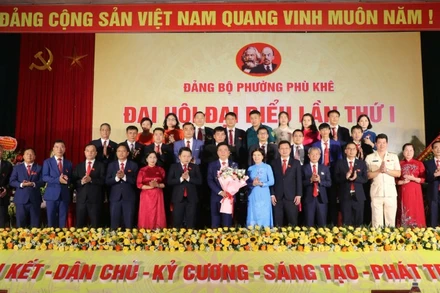 Lãnh đạo tỉnh tặng hoa chúc mừng Ban chấp hành Đảng bộ phường Phù Khê, nhiệm kỳ 2025-2030.