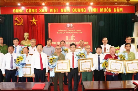 Trao Huy hiệu Đảng đợt 2/9 tại phường Phù Khê, tỉnh Bắc Ninh.