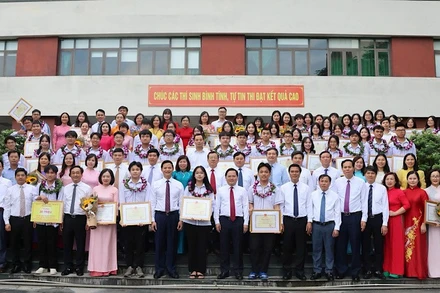 Thầy cô và các em học sinh xuất sắc được tuyên dương chụp ảnh kỷ niệm cùng các đồng chí lãnh đạo tỉnh.