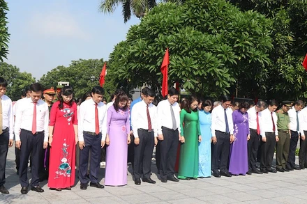 Đoàn đại biểu tỉnh Bắc Ninh thành kính tưởng niệm tại Khu lưu niệm Tổng Bí thư Nguyễn Văn Cừ (phường Phù Khê).