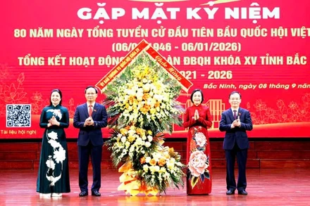 Phó Chủ tịch Quốc hội Nguyễn Thị Thanh tặng hoa chúc mừng tại lễ kỷ niệm.