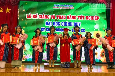 Nhà trường khen thưởng cho những sinh viên đạt tốt nghiệp loại xuất sắc. 