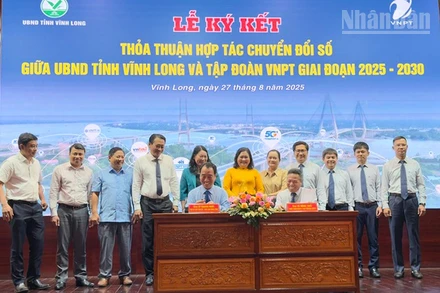Lễ ký kết thỏa thuận hợp tác về chuyển đổi số giữa UBND tỉnh Vĩnh Long với Tập đoàn Bưu chính viễn thông Việt Nam.
