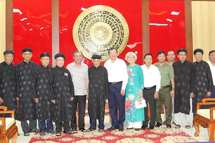 Đoàn công tác Ban Trị sự Trung ương Giáo hội Phật giáo Hòa Hảo chụp hình lưu niệm cùng lãnh đạo tỉnh Vĩnh Long. 