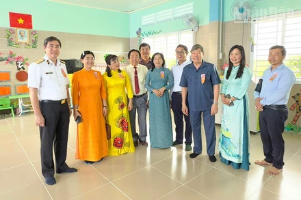 Đồng chí Trần Văn Rón cùng đại biểu tham quan ngôi trường Sao Mai. 