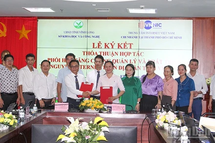 Hai bên thực hiện lễ ký kết hợp tác. 