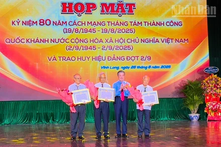 Bí thư Tỉnh ủy Vĩnh Long trao Huy hiệu Đảng cho các vị cao niên tuổi đảng tại buổi họp mặt. 