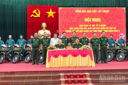 Lễ ký kết bàn giao xe 2 bánh cho tỉnh Vĩnh Long sáng nay. 