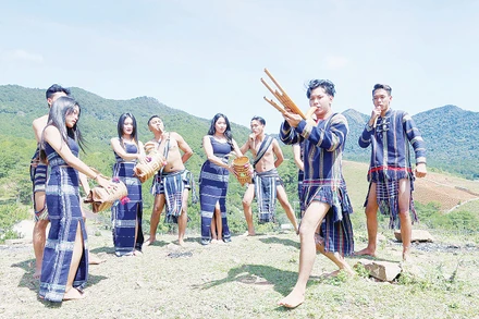 Đến Lâm Đồng, du khách có cơ hội thưởng thức nhiều tiết mục biểu diễn nghệ thuật đặc sắc của đồng bào dân tộc thiểu số. 