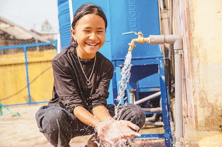 Ngân, cô bé 10 tuổi (Điện Biên), háo hức với trạm bơm nước mới ở trường. Ảnh: UNICEF 