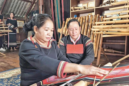 Giới thiệu kỹ thuật dệt thổ cẩm thủ công truyền thống tại buổi livestream.